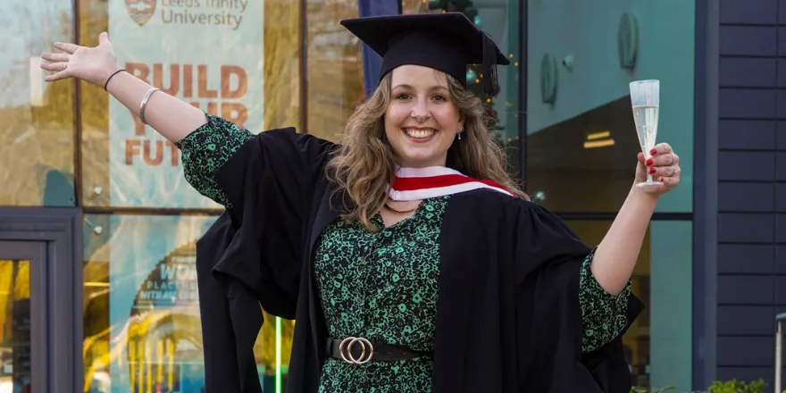 X 上的Sheffield Uni - Clinical Medicine 🦠 💉 🫀💙🔬🩺：「Graduation day for  @sheffunimdh Congratulations to all the graduands becoming graduates today.  #proud #ShefUniGrad 🎓 https://t.co/aRocubFbz1」 / X