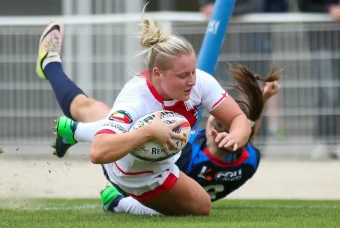 Charlotte Booth playing rugby.
